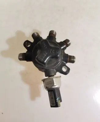 Renault Kangoo II Fuel distributor 8200584034 R9144Z070B
