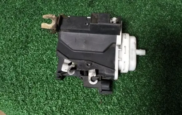Audi A4 S4 B5 8D Rear door lock 8D1837015A 95404
