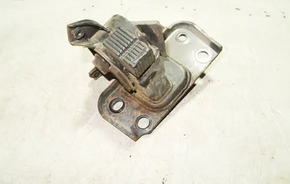 Toyota Avensis T270 Engine mount bracket