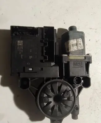 Volkswagen PASSAT B7 Front door window regulator motor 3C0959793B