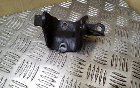 Gearbox mounting bracket