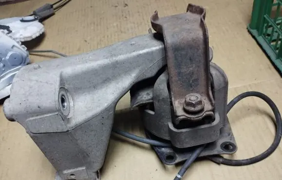 Honda Legend Engine mount bracket