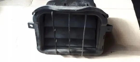 Quarter panel pressure vent