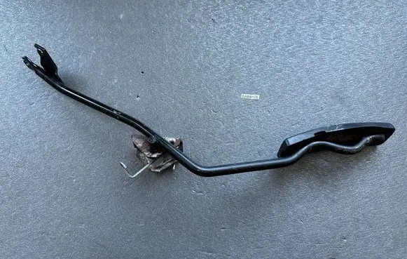 Nissan Patrol Y60 Accelerator throttle pedal bracket 1801006J00 1801701A01