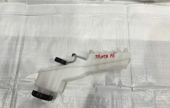 Hyundai Santa Fe Brake fluid reservoir 