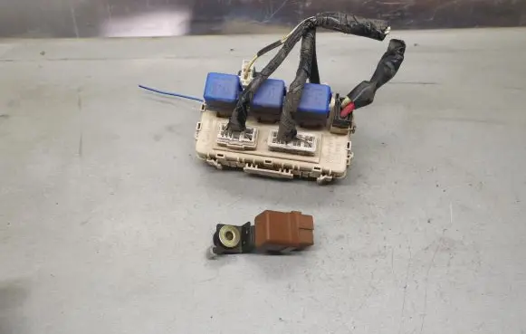 Nissan X-Trail T30 Fuse module 2523079964 2523079981