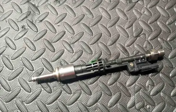 BMW 5 F10 F11 Fuel injector 7597870 13647597870