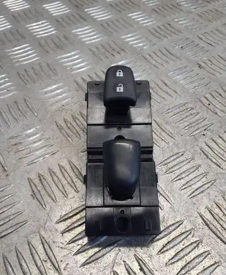 Nissan Qashqai Electric window control switch