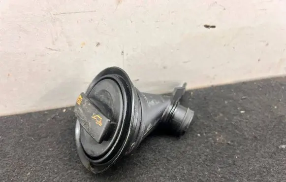 Audi A4 S4 B7 8E 8H Oil filler cap 059103482C