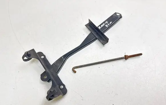 Toyota RAV 4 (XA30) Battery bracket 