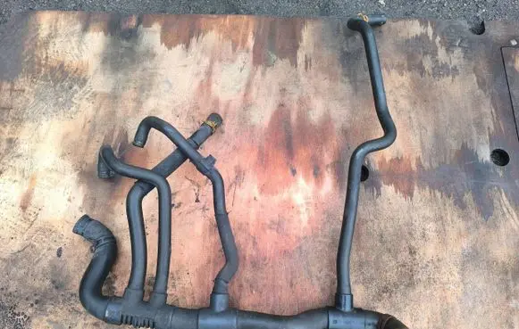 Renault Trafic II (X83) Engine coolant pipe/hose