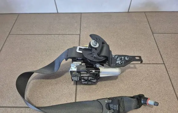 Hyundai i30 fastback Front seatbelt 88810G4100