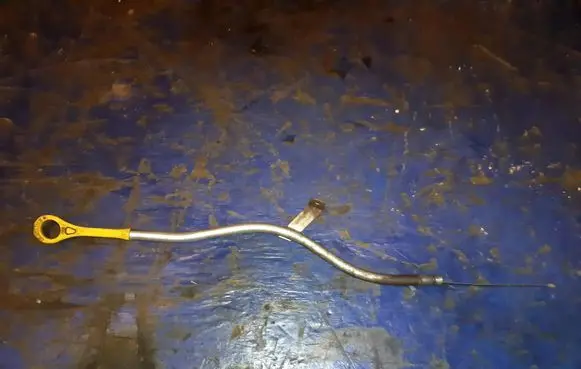 Mitsubishi Lancer VIII Oil level dip stick 