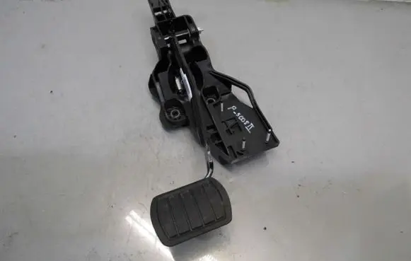 Peugeot 5008 II Brake pedal