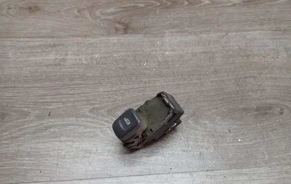 Volvo XC70 Electric window control switch 9472275