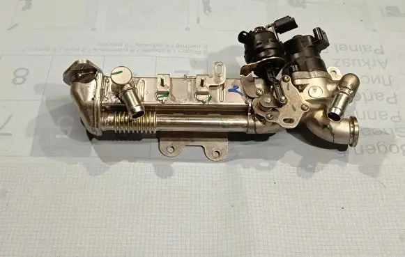 Land Rover Defender EGR valve cooler K6D39U438AD