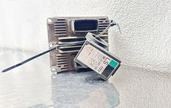 Opel Zafira A Engine control unit/module 12210453 YCAKKA235299EJ 12202143