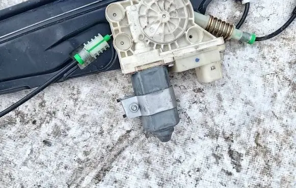 BMW 7 E65 E66 Front door window regulator motor 03501295