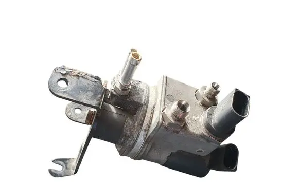 Volkswagen PASSAT B6 Fuel pressure regulator 110R000186