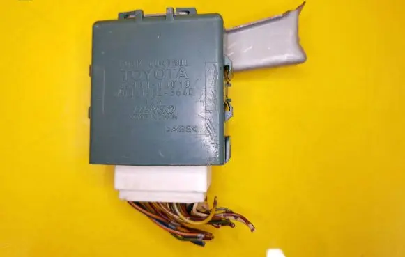 Toyota Yaris Door control unit/module 859800D010 MB0515003640