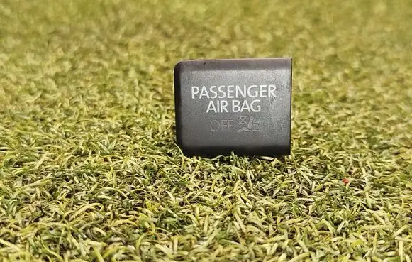 Passenger airbag on/off switch