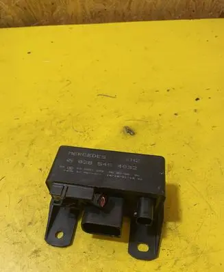 Mercedes-Benz C W203 Glow plug pre-heat relay 0285454032