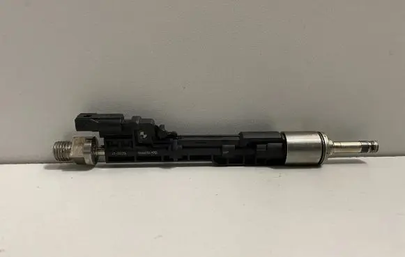 BMW 2 F22 F23 Fuel injector 7639994