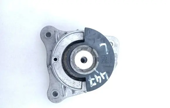 Mercedes-Benz V Class W447 Engine mount bracket A4472410213