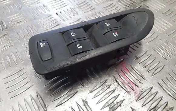 Opel Vivaro Electric window control switch 8200396435