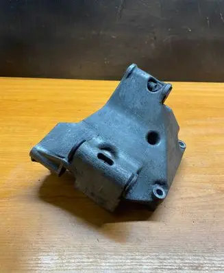 Engine mounting bracket
