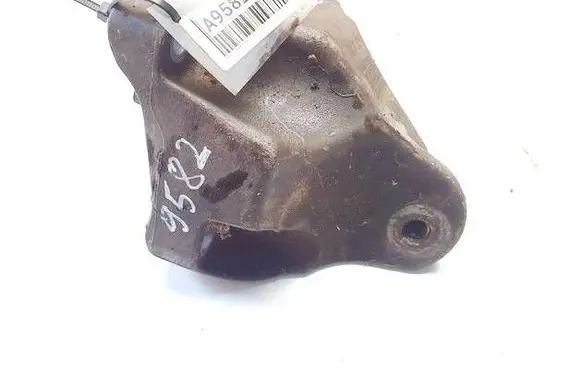 Engine mounting bracket