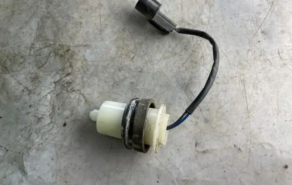 Hyundai Santa Fe Windshield washer fluid level sensor 