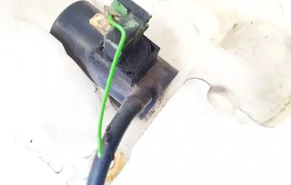 Subaru Forester SF Windscreen/windshield washer pump