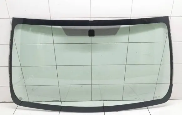 Toyota iQ Front windscreen/windshield window AS1M12501DOT682 43R001585