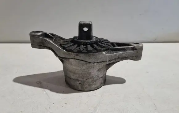 Maserati Ghibli Engine mount bracket 06700036290