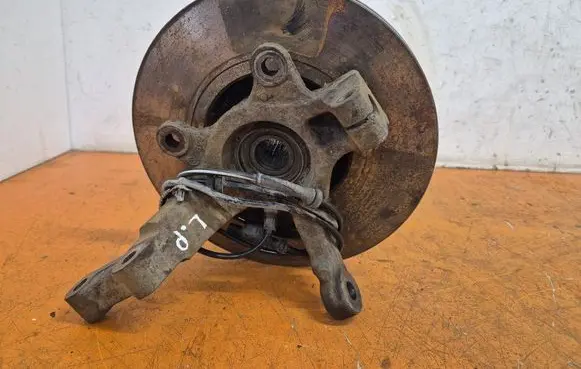 Nissan Note (E11) Front wheel hub spindle knuckle