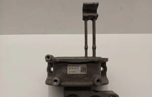 Volkswagen PASSAT B8 Engine mount bracket 3Q0199262J