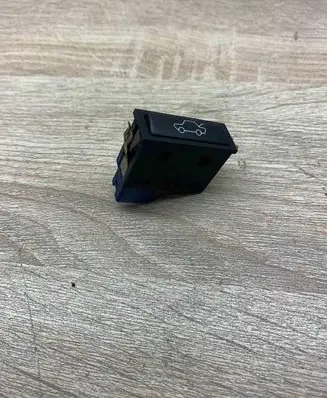 BMW 5 E39 Tailgate opening switch 8365579