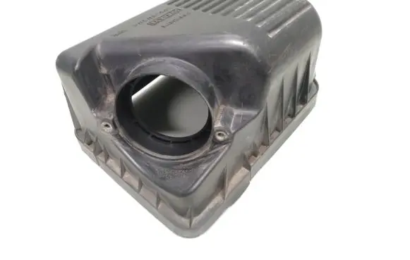 Suzuki Grand Vitara II Air filter box cover 67JA01