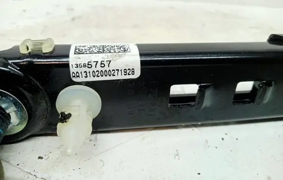 Chevrolet Trax Seat belt adjustment rail 13585757