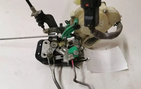 KIA Sorento Front door lock A045777 061110