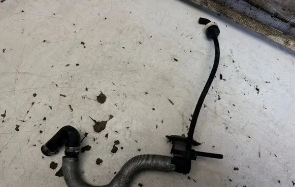 Audi A6 S6 C5 4B Vacuum line/pipe/hose 027133783B