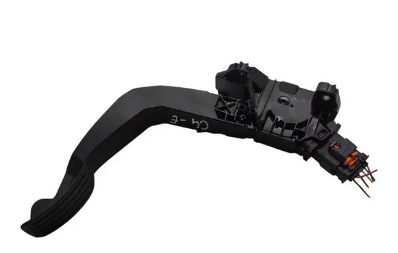Accelerator throttle pedal