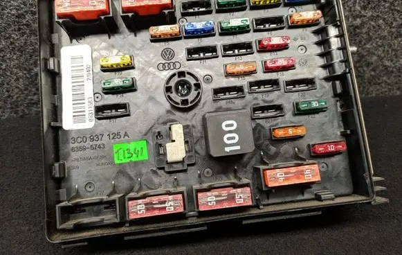 Volkswagen PASSAT B6 Fuse module 3C0937125A