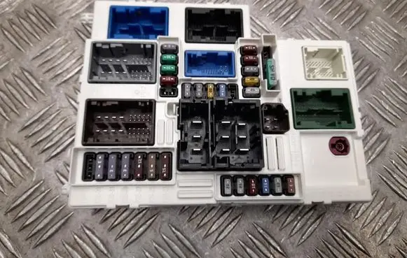 Opel Astra L Fuse box set 9857038280