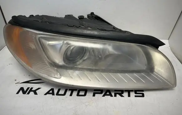 Volvo XC70 Headlight/headlamp 1090025