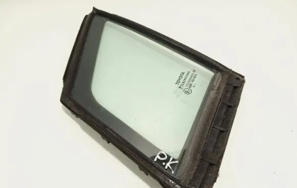 Toyota Avensis T270 Front door vent window glass four-door 6821605010d