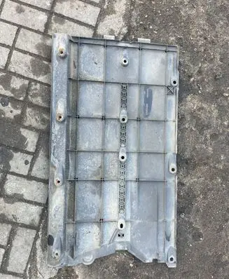 Center/middle under tray cover