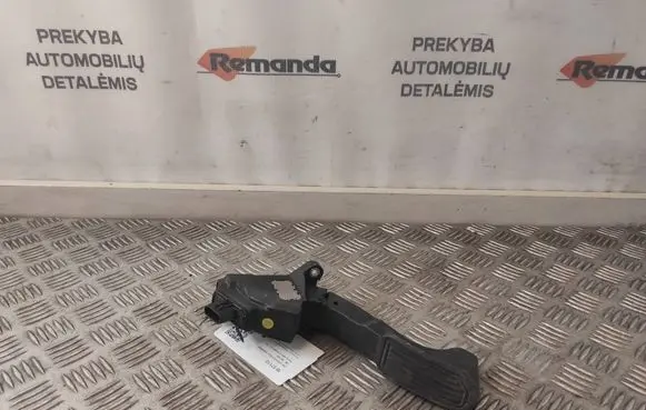 Toyota RAV 4 (XA40) Accelerator throttle pedal 781100W040