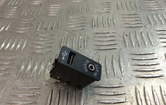 BMW 3 E90 E91 AUX in-socket connector 9237653